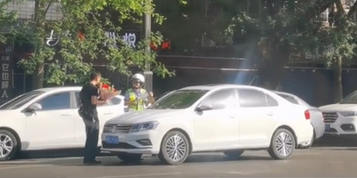Đang phạt xe vi phạm, nữ cảnh sát ngơ ngác vì thành nữ chính ngôn tình