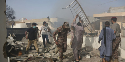 Máy bay chở hơn 100 người rơi xuống khu dân cư ở Pakistan