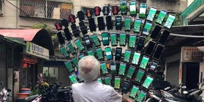 Cụ ông trang bị hẳn 64 smartphone lắp trên xe đạp để đi bắt Pokémon