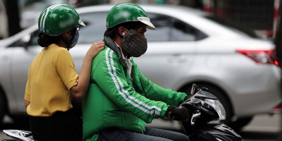 Anh xe ôm dễ thương nhường áo chống nắng cho khách nữ