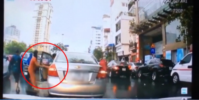 Nam tài xế ô tô dừng xe nhặt trái cây rơi trên đường gây bức xúc
