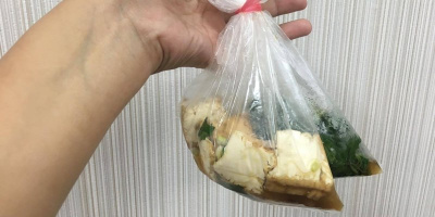 Bé gái dậy thì sớm do thường xuyên ăn canh nóng đựng bằng túi nilon