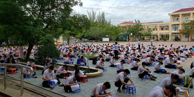 Hàng trăm học sinh một trường cấp 3 ngồi bệt dưới đất làm bài kiểm tra