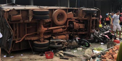 Đắk Nông: Xe tải nổ lốp lao vào chợ khiến nhiều người thương vong