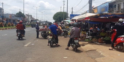 Đắk Nông: Người dân vẫn "vô tư" buôn bán ở lòng lề đường mặc nguy hiểm
