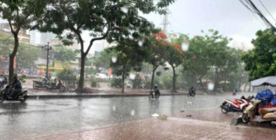 Đầu giờ chiều ngày 20/7, Hà Nội xuất hiện cơn mưa rào giải nhiệt