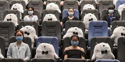 Rạp chiếu phim tại Trung Quốc đặt gấu bông ngồi xen kẽ khi giãn cách