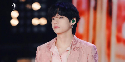 V (BTS) là nghệ sĩ duy nhất đạt No.1 iTunes của 102 quốc gia