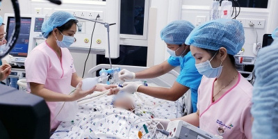 Cặp song sinh đã tỉnh lại sau ca mổ tách rời kéo dài hơn 12h