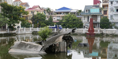 Chiếc máy bay nằm giữa lòng hồ ở Hà Nội suốt 48 năm