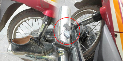 Khách để chân lên pô xe làm giày bị dính lại, tài xế giật mãi không ra