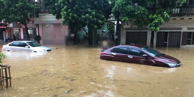 Lào Cai xuất hiện mưa lớn, ô tô lại tiếp tục "bơi" trong biển nước