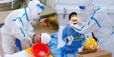 Điều dưỡng Bệnh viện dã chiến Hòa Vang cắt tóc, gội đầu cho bệnh nhân