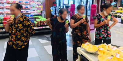 Hình ảnh 4 người phụ nữ lần đầu đi siêu thị khiến nhiều người xúc động