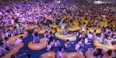 Hàng nghìn người Vũ Hán vui chơi tại bể bơi, không đeo khẩu trang