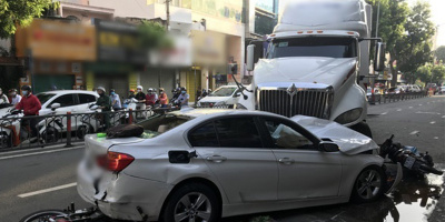 Xe container tông hàng loạt xe máy và ôtô trên đường 3 tháng 2