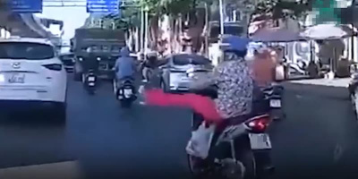 Hà Nội: Nữ “ninja” hồng xin qua đường bằng cách vẫy chân