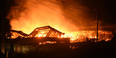 Cháy lớn kèm theo tiếng nổ ở nhà xưởng, gần 7 tiếng mới dập được lửa