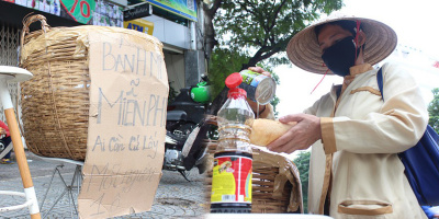Tình người giữa Sài Gòn: Bánh mì miễn phí dành cho người nghèo