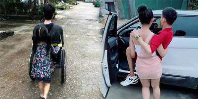 Bố đơn thân bị liệt được bạn gái bế lên xe 3 tỷ đồng mỗi ngày