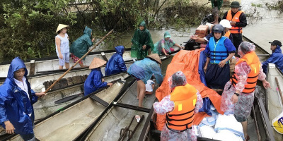 Quảng Bình: Nhiều đoàn cứu trợ bà con vùng lũ bị hét giá thuê thuyền