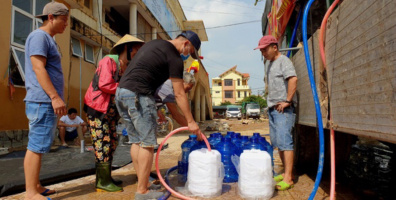 Hai máy lọc nước “khủng” được vận chuyển xuyên đêm đến Quảng Bình