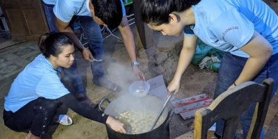 Thành viên Việt Nam Ơi vượt 250km nấu cháo cho trẻ em nghèo