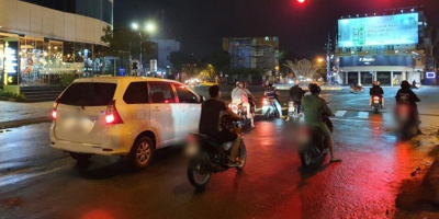 Bão số 9: Bất chấp lệnh giới nghiêm, đường phố Đà Nẵng vẫn đông đúc