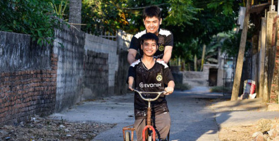 Hành trình 10 năm cõng bạn đến trường và thành tích đáng nể của cả hai