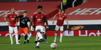 Scholes không hiểu tại sao Fernandes nhường đá 11m