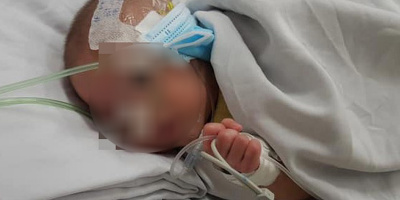 Bé trai bị bố mẹ "bỏ quên" tại bệnh viện, bác sĩ liên lạc thì báo bận