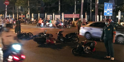 Ô tô tông liên hoàn cả chục xe máy ở Sài Gòn, nhiều người bị thương