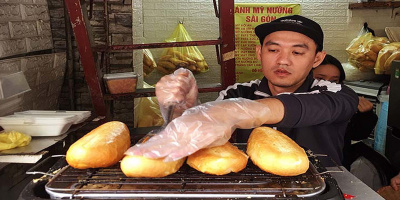 Hàng bánh mì muối ớt Hà Nội: Ngày bán 500 chiếc, khách xếp hàng mua