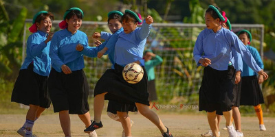 Trò chơi dân gian vùng cao: Thiếu nữ đá bóng, nhảy que điệu nghệ