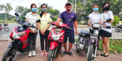 Dư tiền ủng hộ, chú Minh "cô đơn" mua xe máy tặng sinh viên nghèo