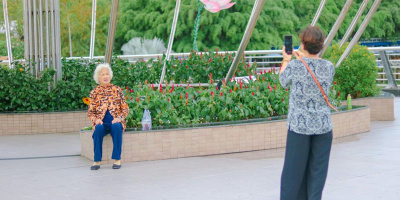 Đáng yêu với khoảnh khắc đôi bạn già U80 cùng chụp ảnh ở cầu Tình Yêu