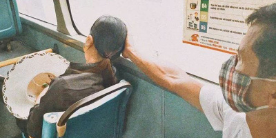 Cảm động người chồng dùng tay làm gối, để vợ dựa ngủ mấy tiếng trên xe