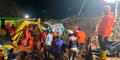 Indonesia: Hết máy bay rơi đến sạt lở đất, gần 30 người thương vong