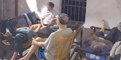 4 người đàn ông mù đánh cờ tướng với nhau bằng miệng và trí nhớ