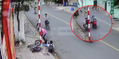Đôi nam nữ đi xe máy vô cớ đạp ngã 2 em học sinh