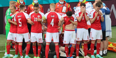 Cầu thủ Đan Mạch đột quỵ, cả đội vây kín để che camera