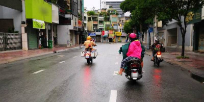 TP.HCM: Cảnh sát vượt mưa gió, "mở đường" đưa 2 vợ chồng sản phụ đi đẻ