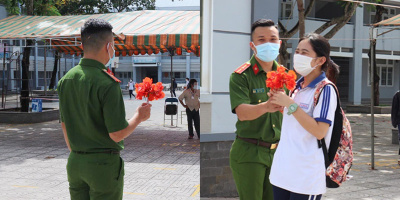 Chiến sĩ công an ngồi cặm cụi kết hoa để tặng thí sinh ra đầu tiên