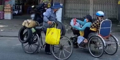 Xúc động phụ nữ ngồi xe lăn giúp đỡ người qua đường mùa dịch