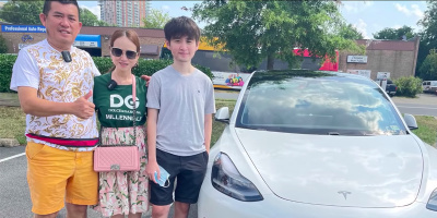 Vợ chồng danh hài Nhật Cường đưa con trai đi nhận ô tô tiền tỷ ở Mỹ