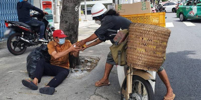 Người đàn ông đi khắp Sài Gòn tặng quà cho bà con: "Mong trả nợ đời"