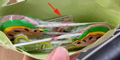 Nhờ bố gửi giấy phép lái xe, cô gái nhận thêm cả túi kẹo mút