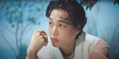 KAI (EXO) khoe visual hoàng tử cổ trang trong MV comeback "Peaches"