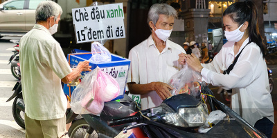 Chú bán chè ở Sài Gòn: Vẫn bán kiếm cơm, tiền được tặng để con ăn học