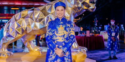 MC Vũ Mạnh Cường diện áo dài truyền thống dẫn show ẩm thực cuối năm